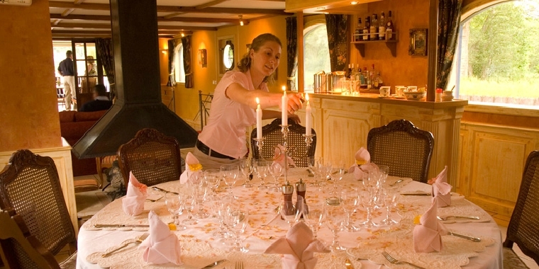 Disfrute a bordo de la elegante barcaza "La Renaissance" de un lujoso crucero por los bellos canales de Francia con un exquisito servicio a bordo lleno de detalles CRUCEROS FLUVIALES CANALES DE FRANCIA CANAL DE BRIARE CANAL DU LOING CRUCEROS FAMILIA CRUCEROS LA RENAISSANCE CRUCEROS OFERTA CRUCEROS BARCAZA DE LUJO CRUCEROS EN FAMILIA CRUCEROS EN GRUPO CRUCEROS CON AMIGOS CRUCEROS BORGOÑA